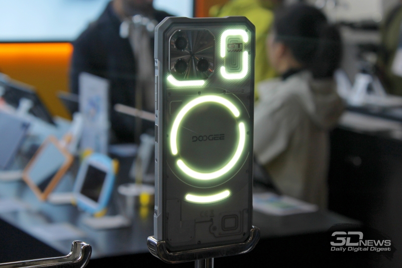 Doogee представила на MWC 2025 смартфон со встроенным проектором и другие новинки